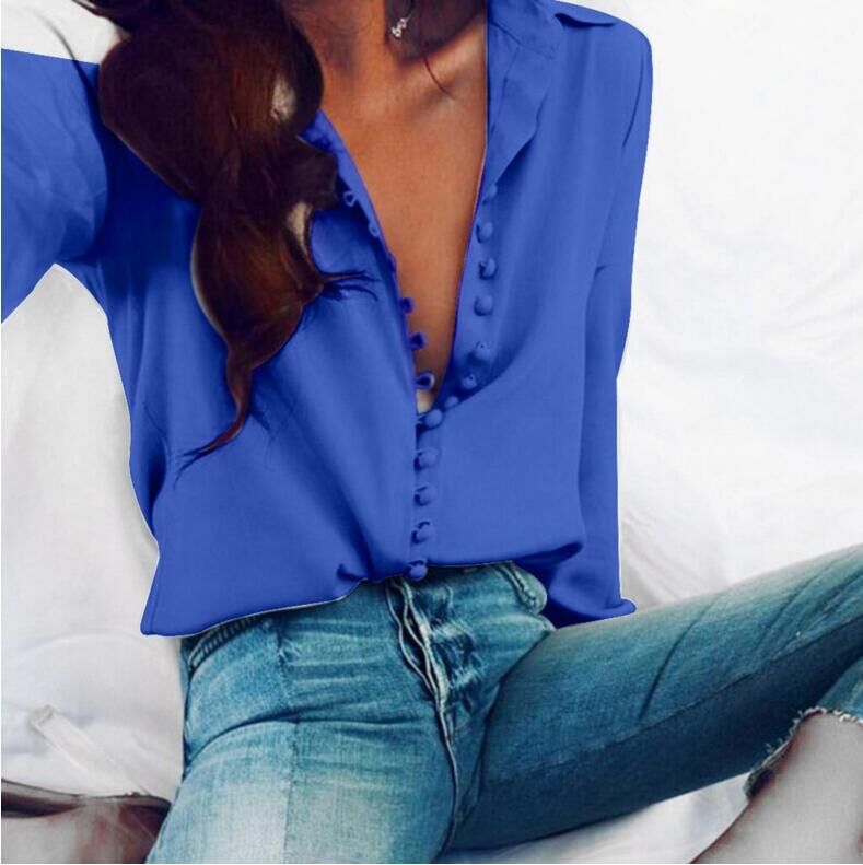 Damen nan seidige V-Bluse mit verdeckter Stoffknopfleiste und legerer Passform