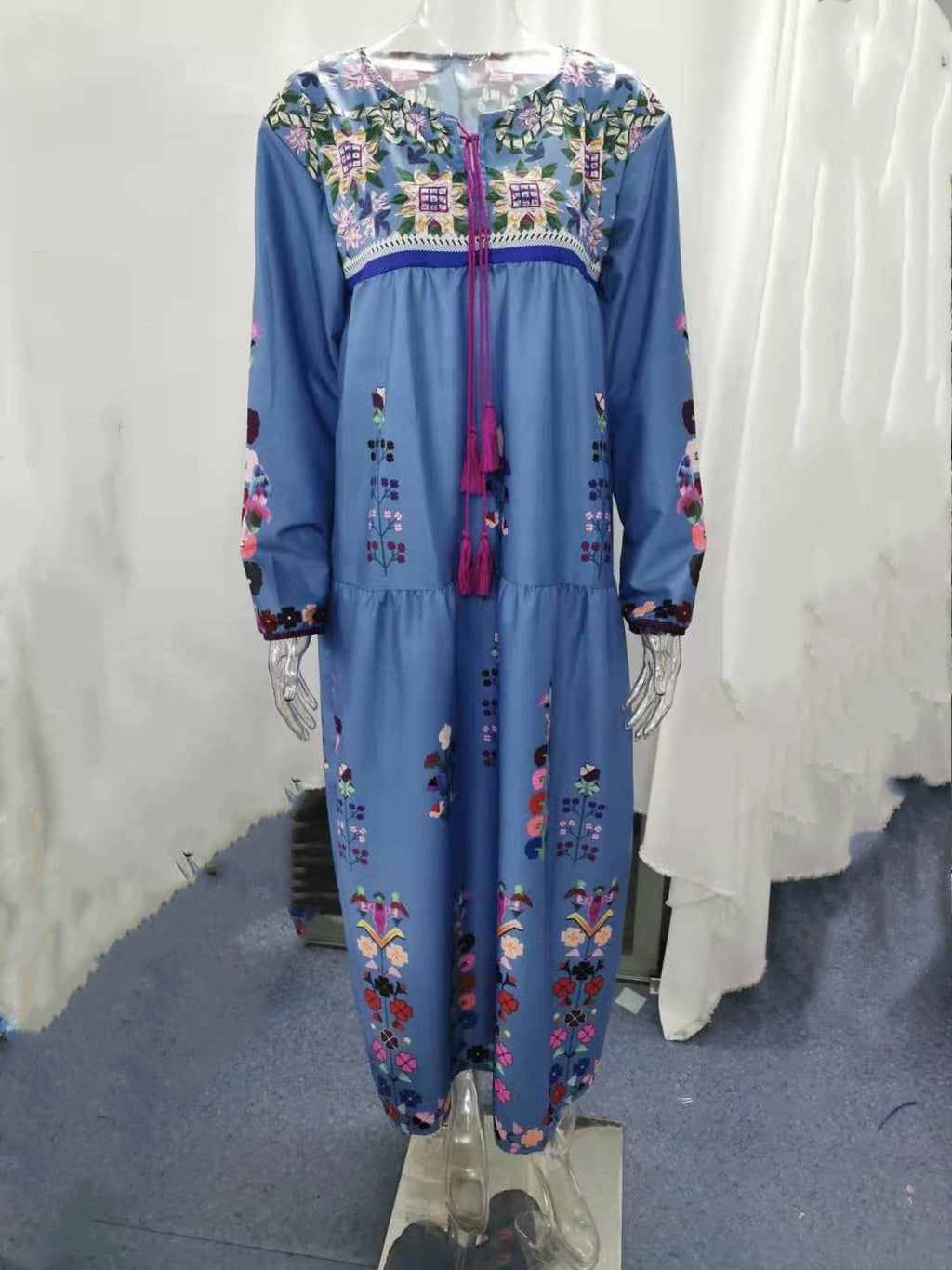 Damen nan besticktes Maxikleid mit langen Ärmeln, Quastenverschluss und folkloristischer Stickerei