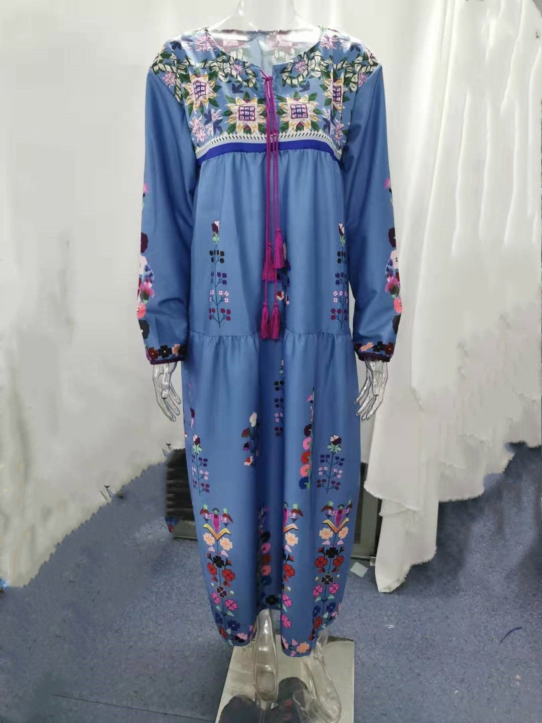 Damen nan besticktes Maxikleid mit langen Ärmeln, Quastenverschluss und folkloristischer Stickerei