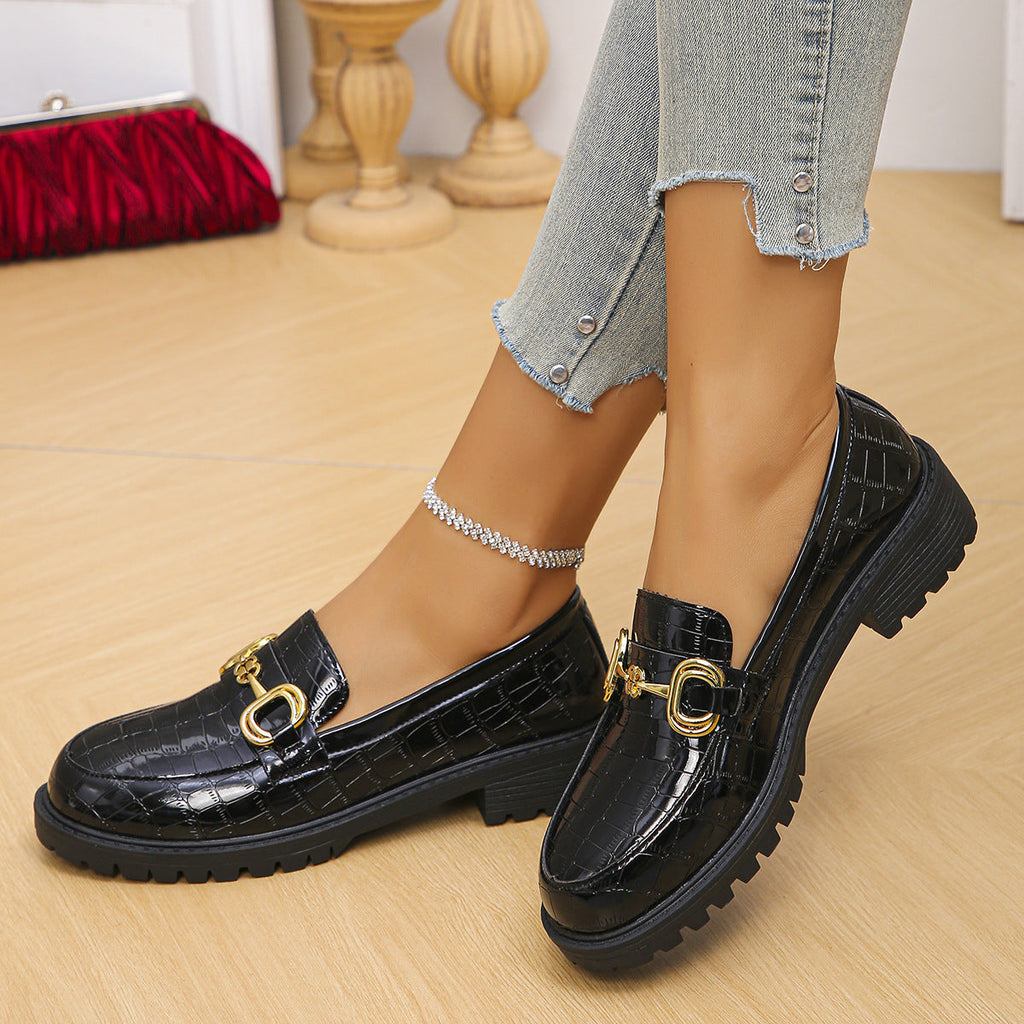 Damen nan glänzende Krokoprägung Loafer mit profilierter Traktorsohle und goldener Zierschnalle