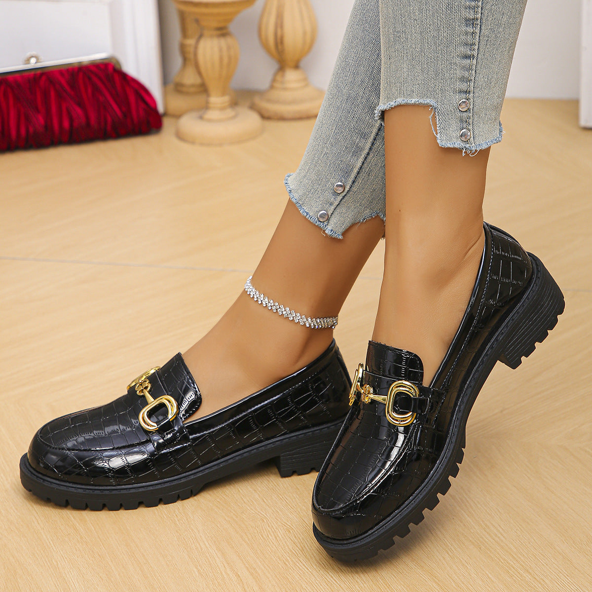 Damen nan glänzende Krokoprägung Loafer mit profilierter Traktorsohle und goldener Zierschnalle