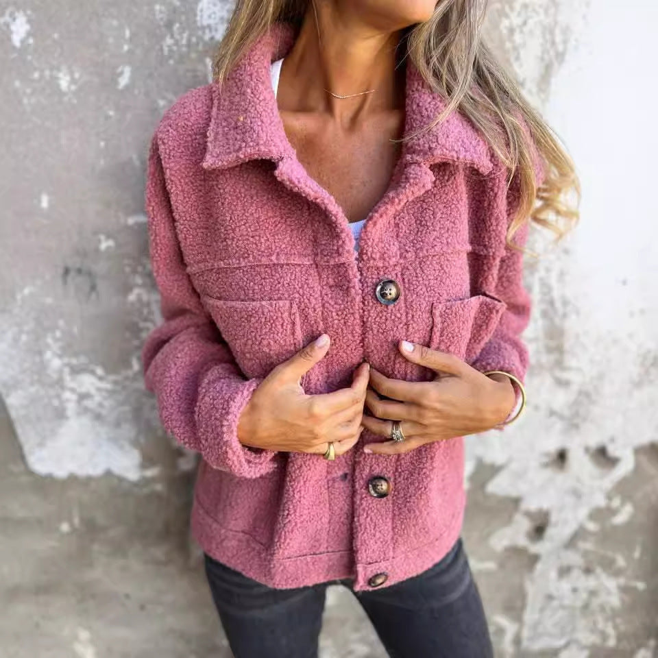 Damen nan Teddyjacke mit großem Reverskragen, durchgehender Knopfleiste und aufgesetzten Pattentaschen
