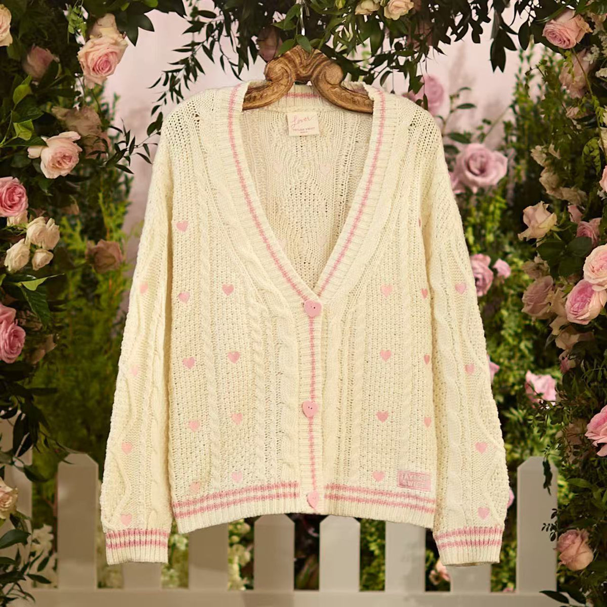 Damen nan grob gestrickter V-Ausschnitt-Cardigan mit Herzapplikationen und dekorativen Herzknöpfen