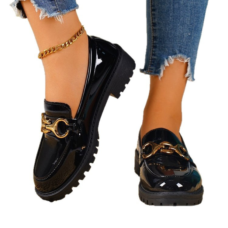 Damen nan lackierte Loafer mit profilierter Traktorsohle und goldener Zierkette