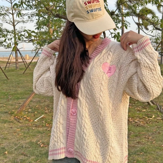Damen nan gestrickte Cardigan mit Zopfmuster V-Ausschnitt und Herz- und Sternapplikationen