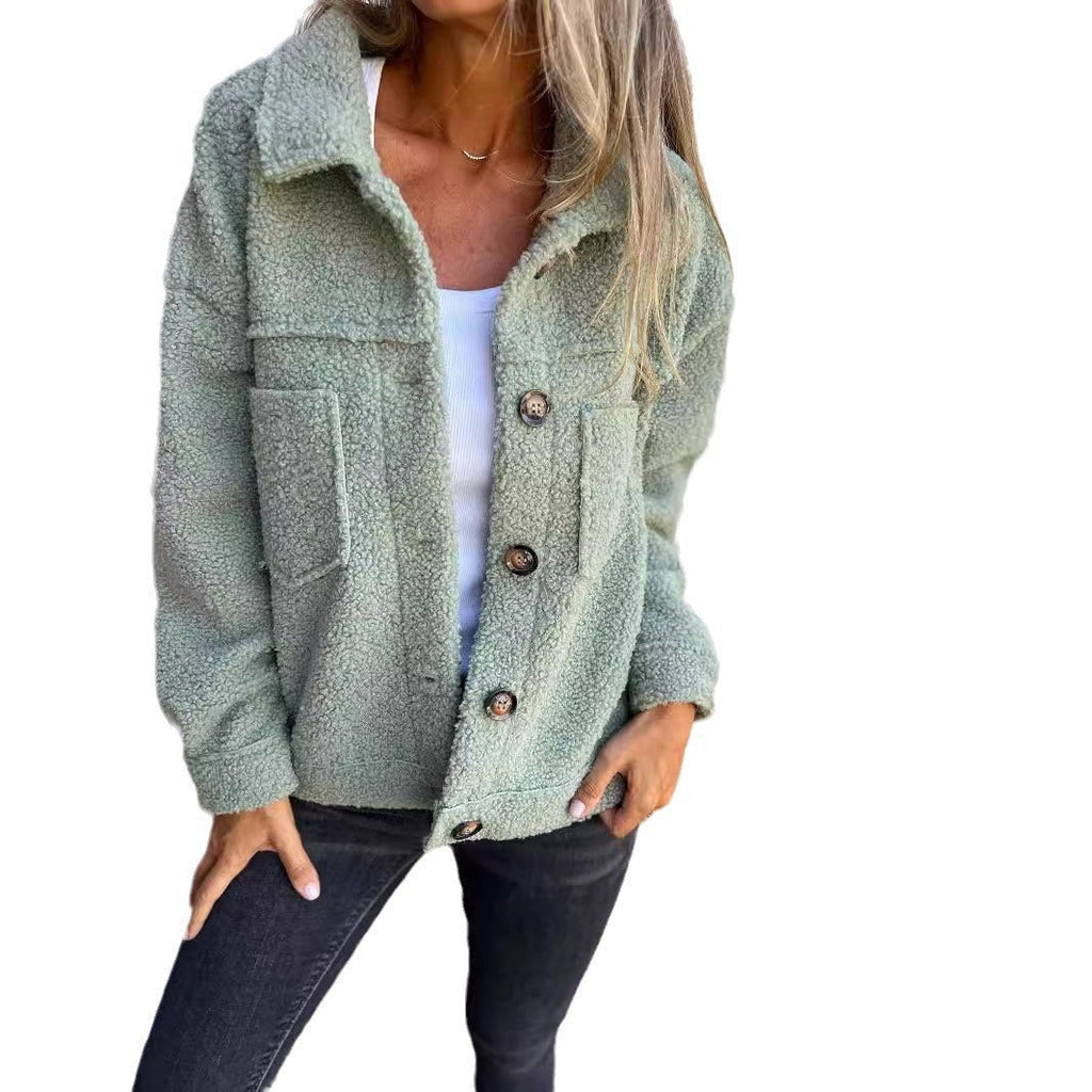 Damen nan Teddyjacke mit großem Reverskragen, durchgehender Knopfleiste und aufgesetzten Pattentaschen