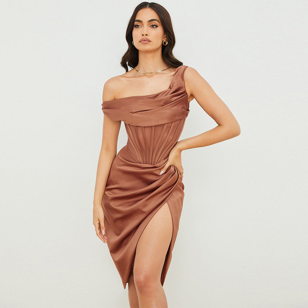 Damen Figurumspielendes Cocktailkleid mit asymmetrischem Schnitt und hohem Schlitz Selmira