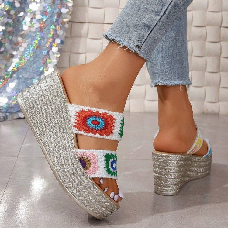 Damen Hochwertige Plateau-Sandalen mit buntem Stickdesign und komfortablem Fußbett Selmira