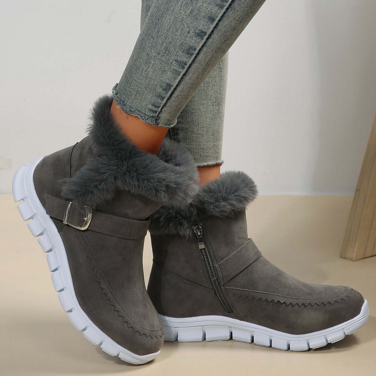 Damen nan gefütterte Kurzstiefel mit Kunstfellbesatz, Velourslederoptik, seitlichem Reißverschluss, dekorativer Metallschnalle und profilierter Lightweight-Sohle