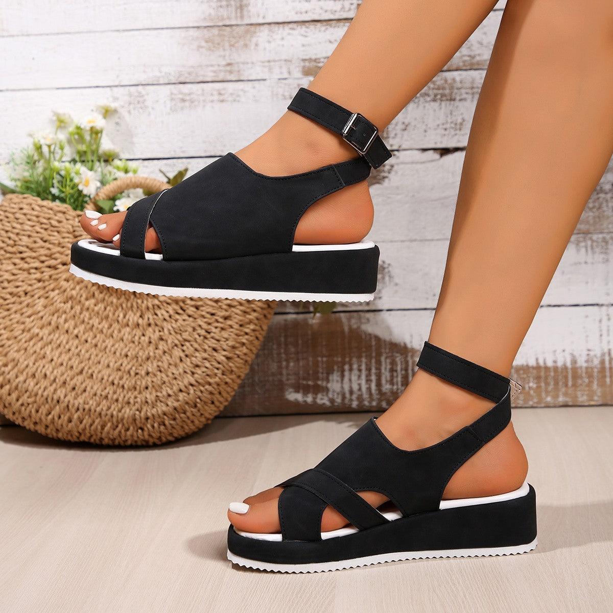 Damen Komfortable Plateausandalen mit raffiniertem Riemendesign Selmira