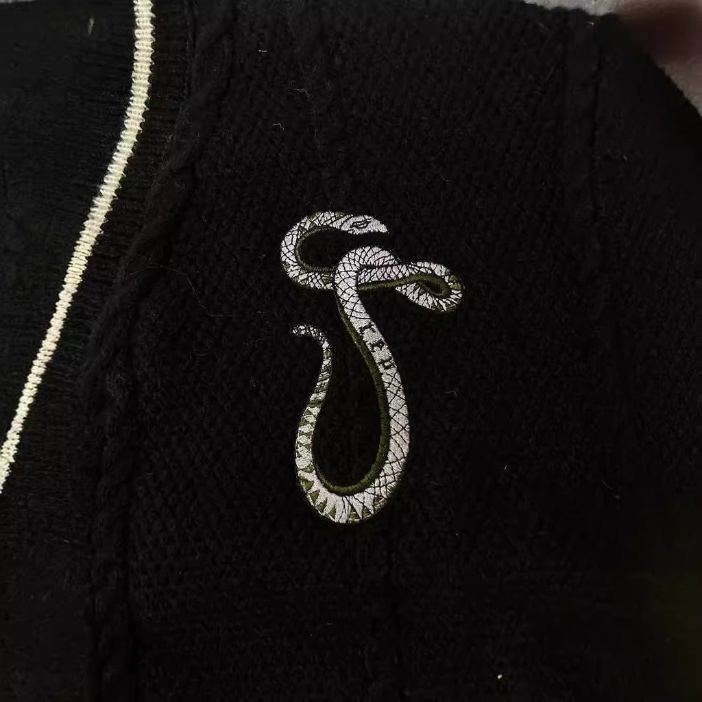 Damen nan gestrickte College-Cardigan mit Zopfmuster, V-Ausschnitt, kontraststreifen und gestickten Applikationen