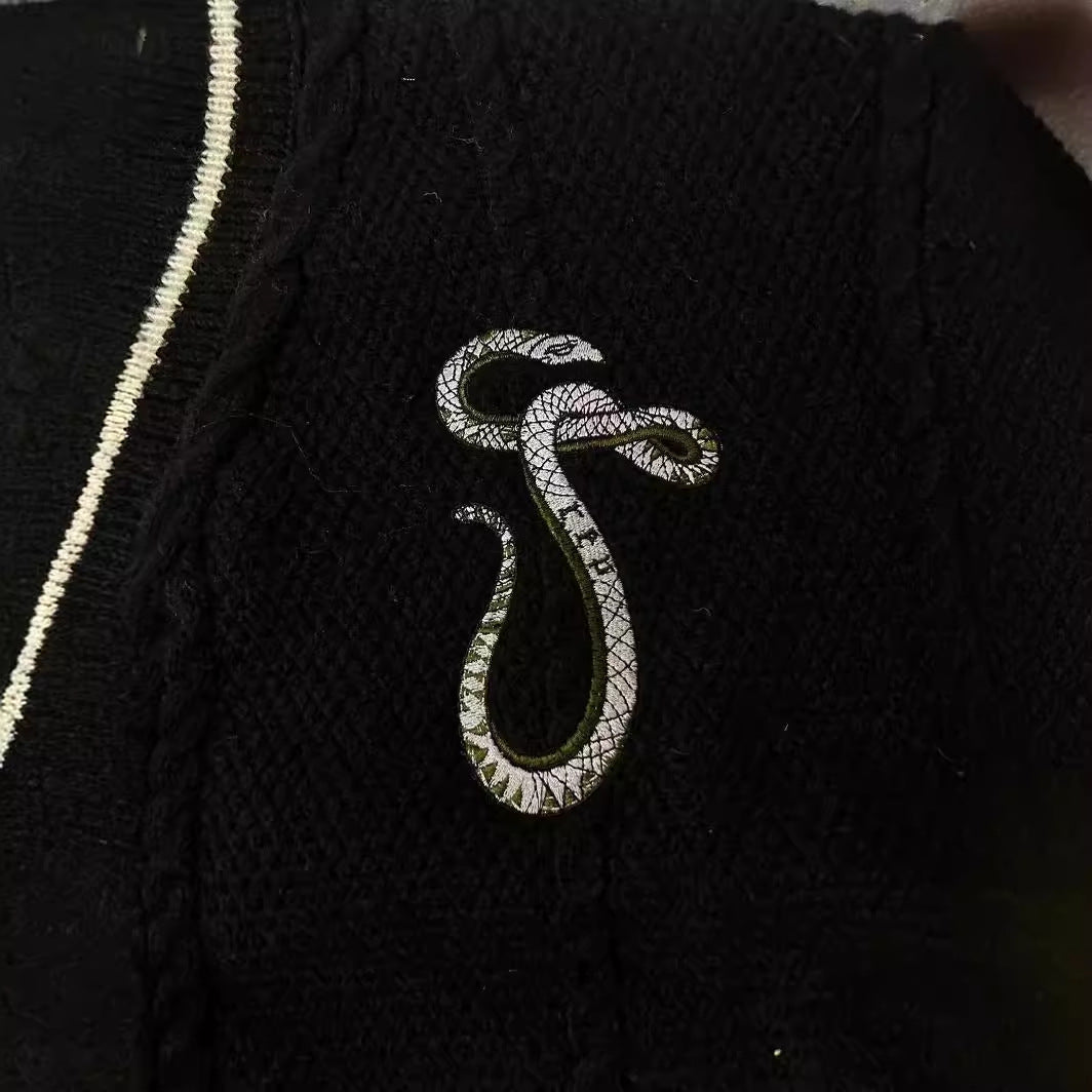 Damen nan gestrickte College-Cardigan mit Zopfmuster, V-Ausschnitt, kontraststreifen und gestickten Applikationen