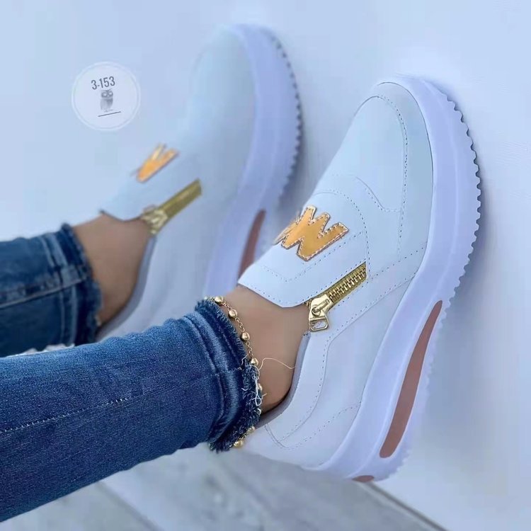 Damen nan Slip-On Plateau-Sneaker mit seitlichem Deko-Reißverschluss und metallischer Logo-Applikation