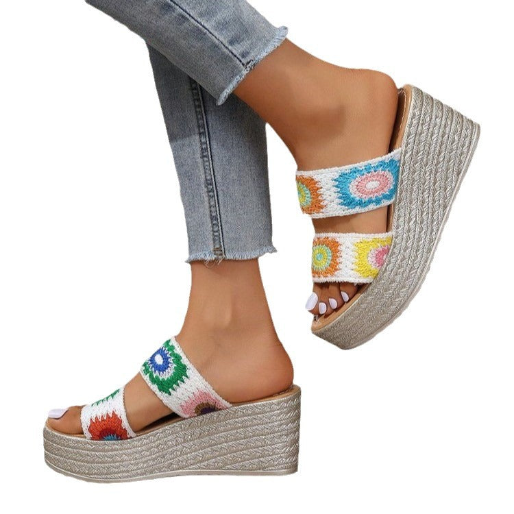 Damen Hochwertige Plateau-Sandalen mit buntem Stickdesign und komfortablem Fußbett Selmira