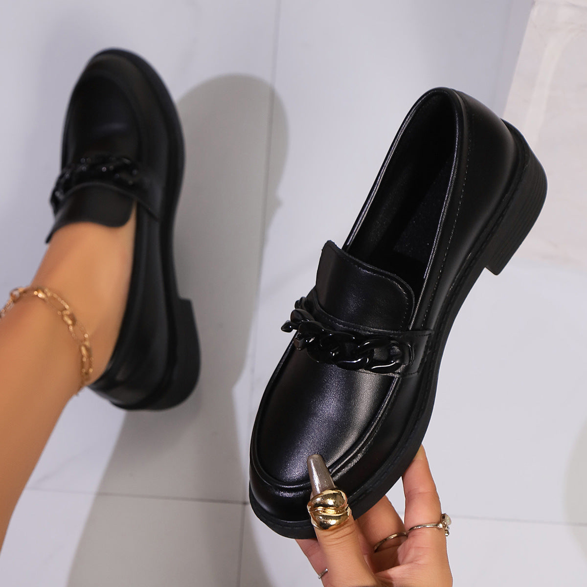 Damen nan Lack-Loafer mit auffälligem Kettendetail und gepolsterter Plateau-Laufsohle
