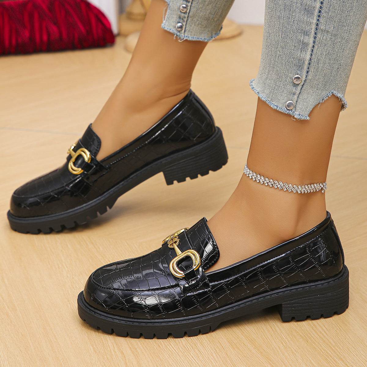 Damen nan glänzende Krokoprägung Loafer mit profilierter Traktorsohle und goldener Zierschnalle