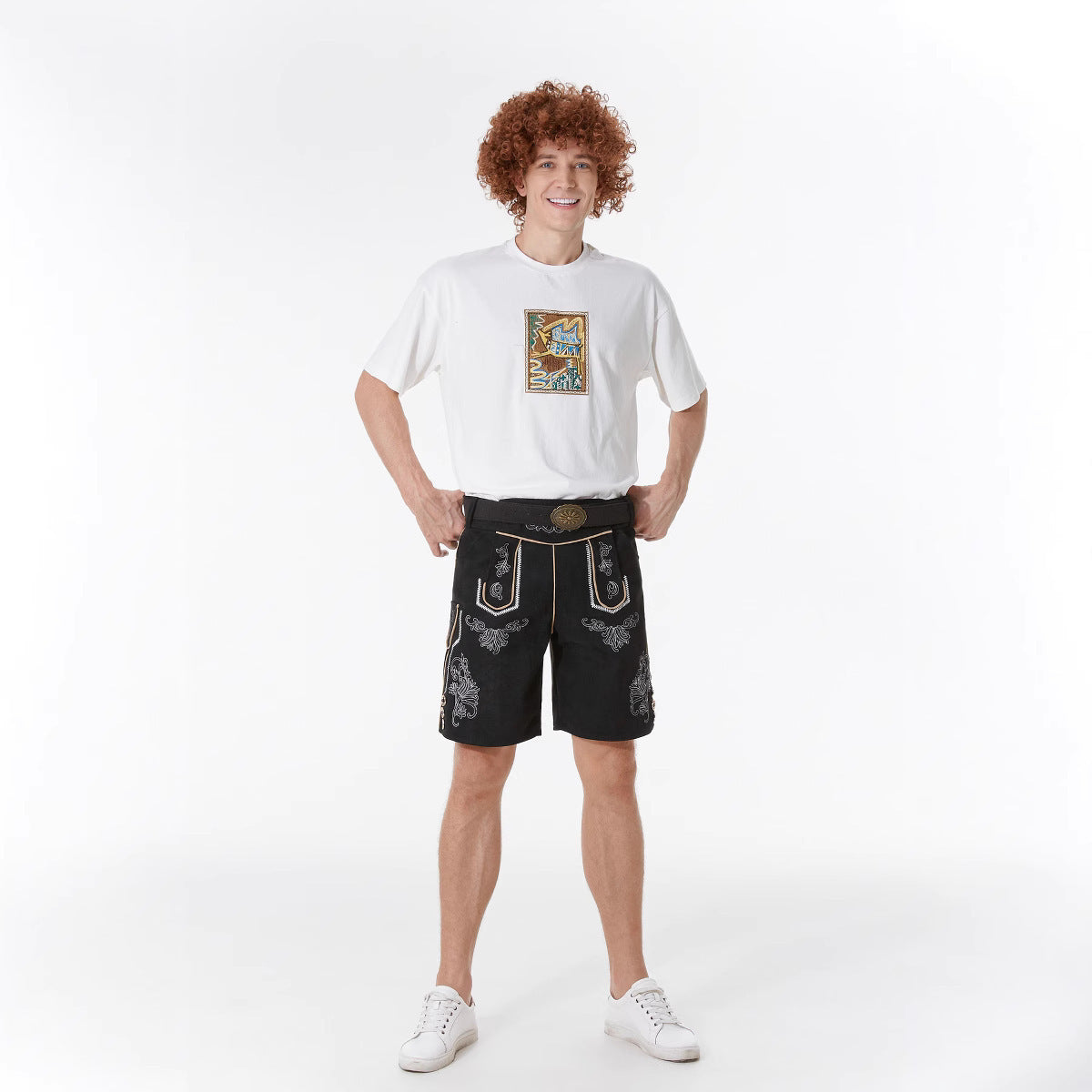 Herren nan kurze Trachtenlederhose mit filigranen Stickereien und Zierschnalle