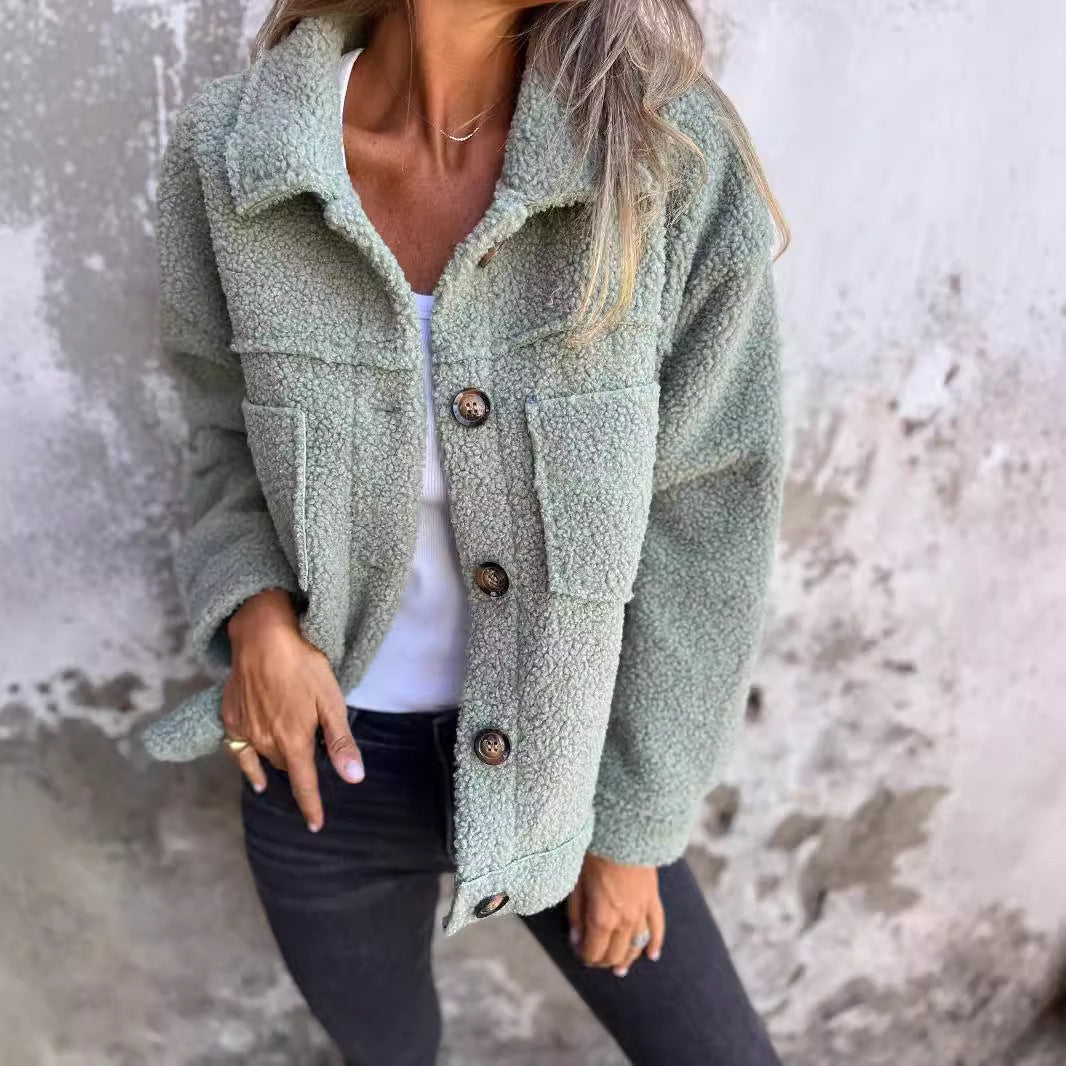 Damen nan Teddyjacke mit großem Reverskragen, durchgehender Knopfleiste und aufgesetzten Pattentaschen