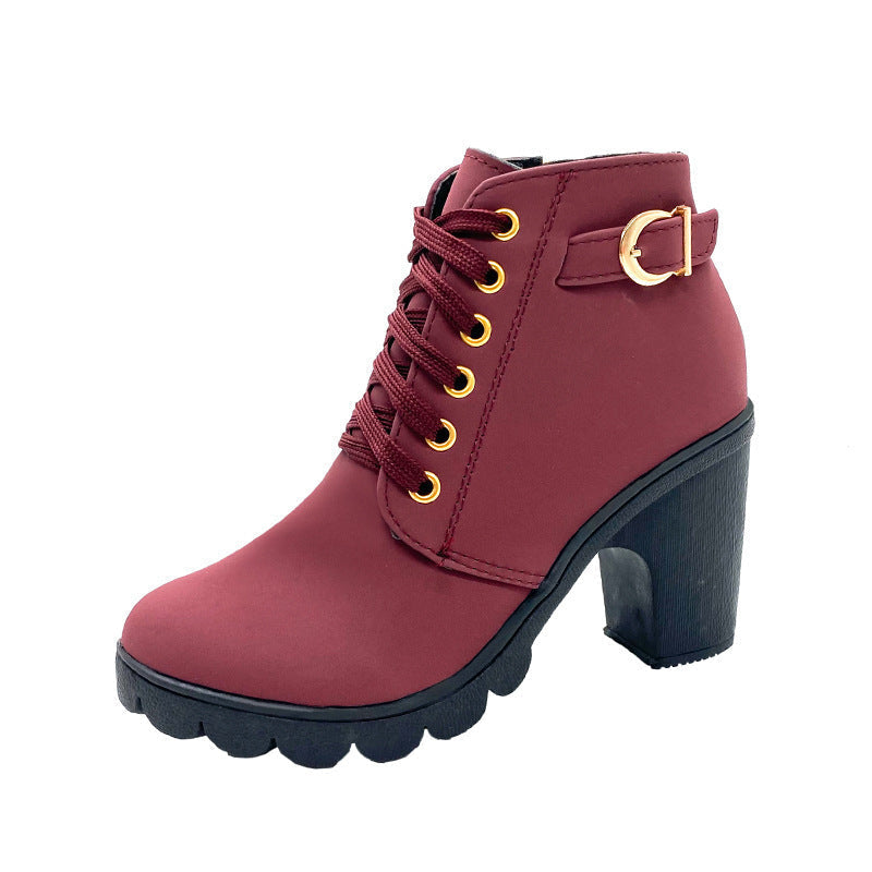 Damen nan elegante Schnür-Stiefelette mit mittlerem Blockabsatz, profilierter Gummilaufsohle und dekorativer Metallschnalle