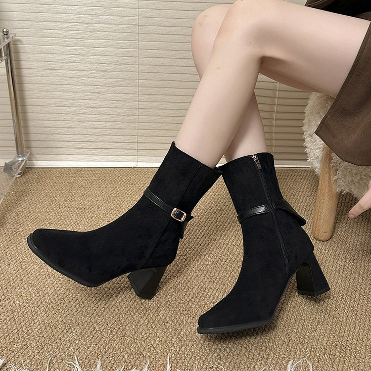 Damen nan halbhohe Stiefeletten mit spitzer Zehenpartie, seitlichem Reißverschluss, Ziergurt und komfortablem Blockabsatz