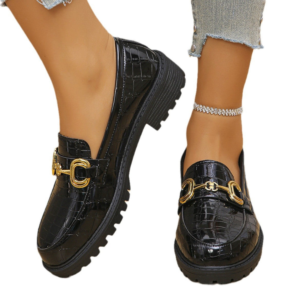 Damen nan glänzende Krokoprägung Loafer mit profilierter Traktorsohle und goldener Zierschnalle