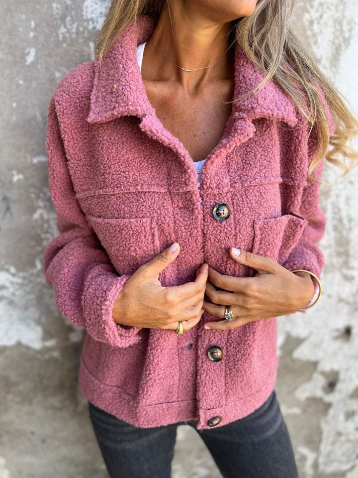 Damen nan Teddyjacke mit großem Reverskragen, durchgehender Knopfleiste und aufgesetzten Pattentaschen