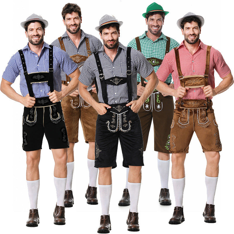 Herren nan traditionelle Trachtenlederhose mit bestickten Hosenträgern, kariertem Trachtenhemd und Filzhut