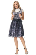 Damen nan elegantes Dirndlkleid mit geschnürter Miederfront und Spitzenüberrock