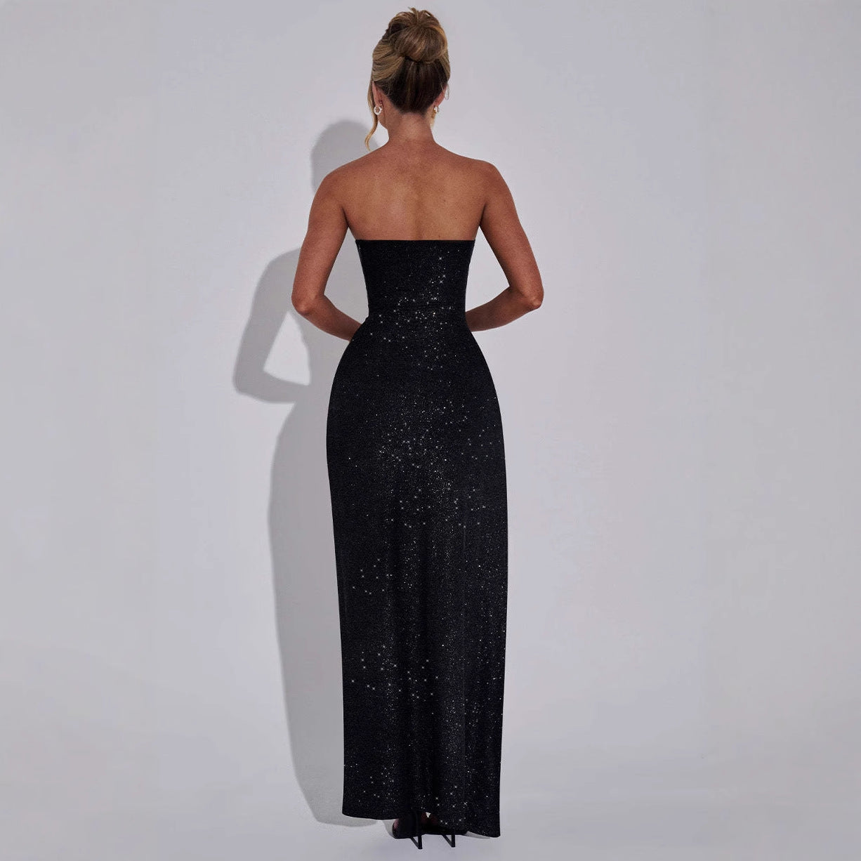 Damen Abendkleid im schulterfreien Stil mit hohem Schlitz und funkelndem Glitzereffekt Selmira
