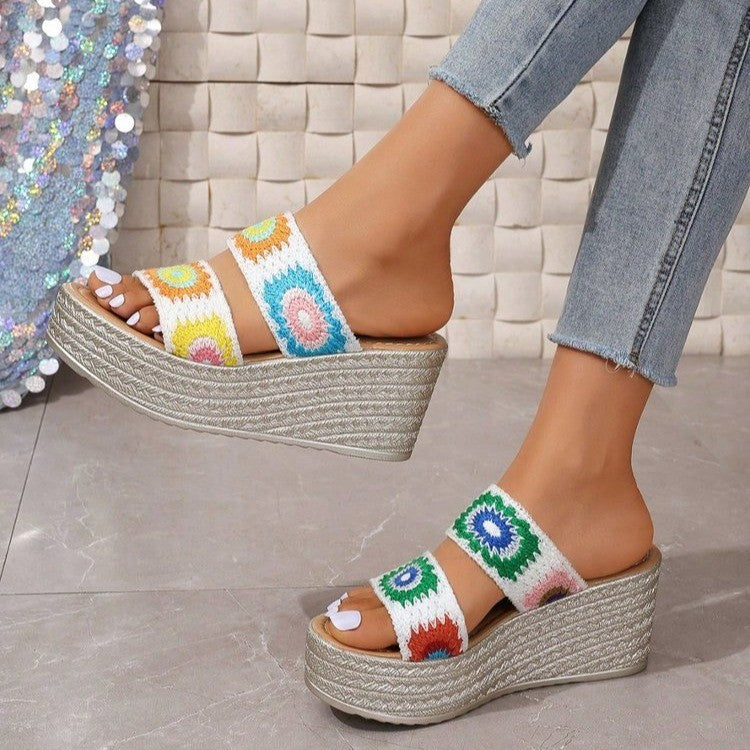 Damen Hochwertige Plateau-Sandalen mit buntem Stickdesign und komfortablem Fußbett Selmira