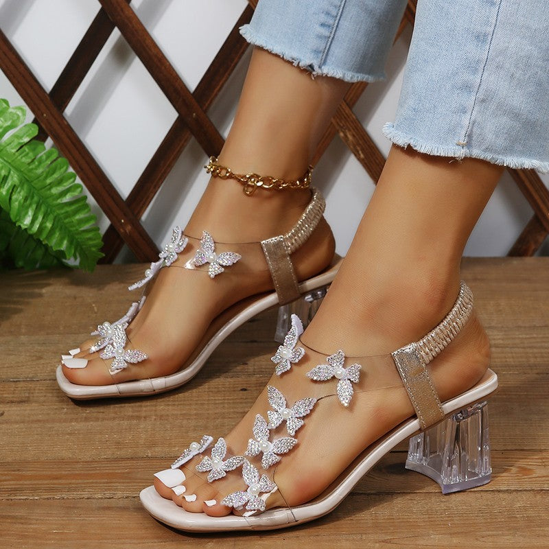 Damen Glamouröse Sandalen mit funkelnden Schmetterlingsdetails und transparentem Blockabsatz Selmira