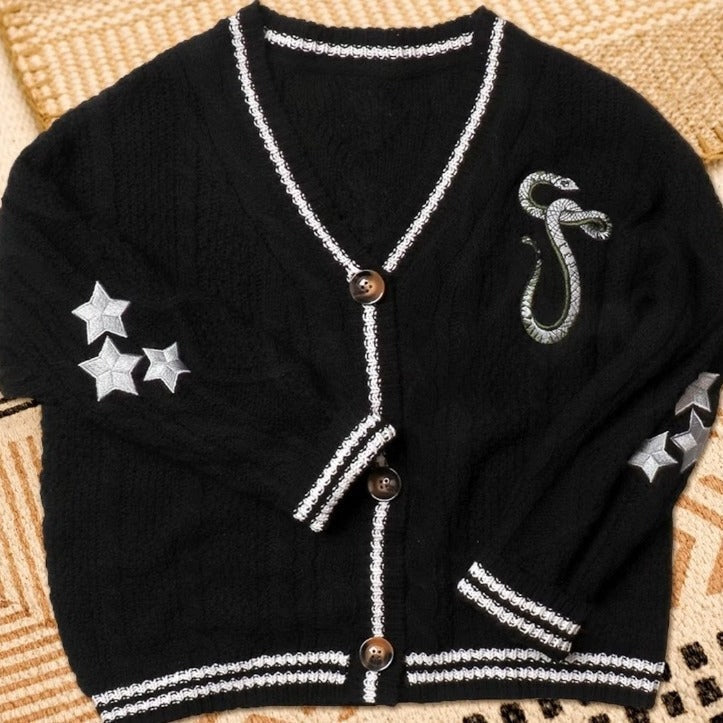 Damen nan gestrickte College-Cardigan mit Zopfmuster, V-Ausschnitt, kontraststreifen und gestickten Applikationen
