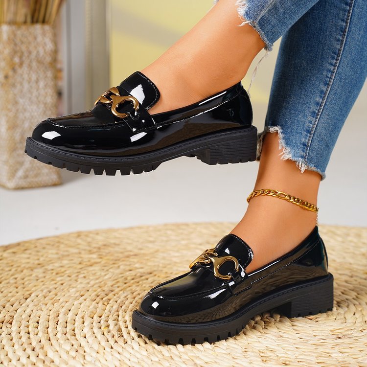 Damen nan lackierte Loafer mit profilierter Traktorsohle und goldener Zierkette