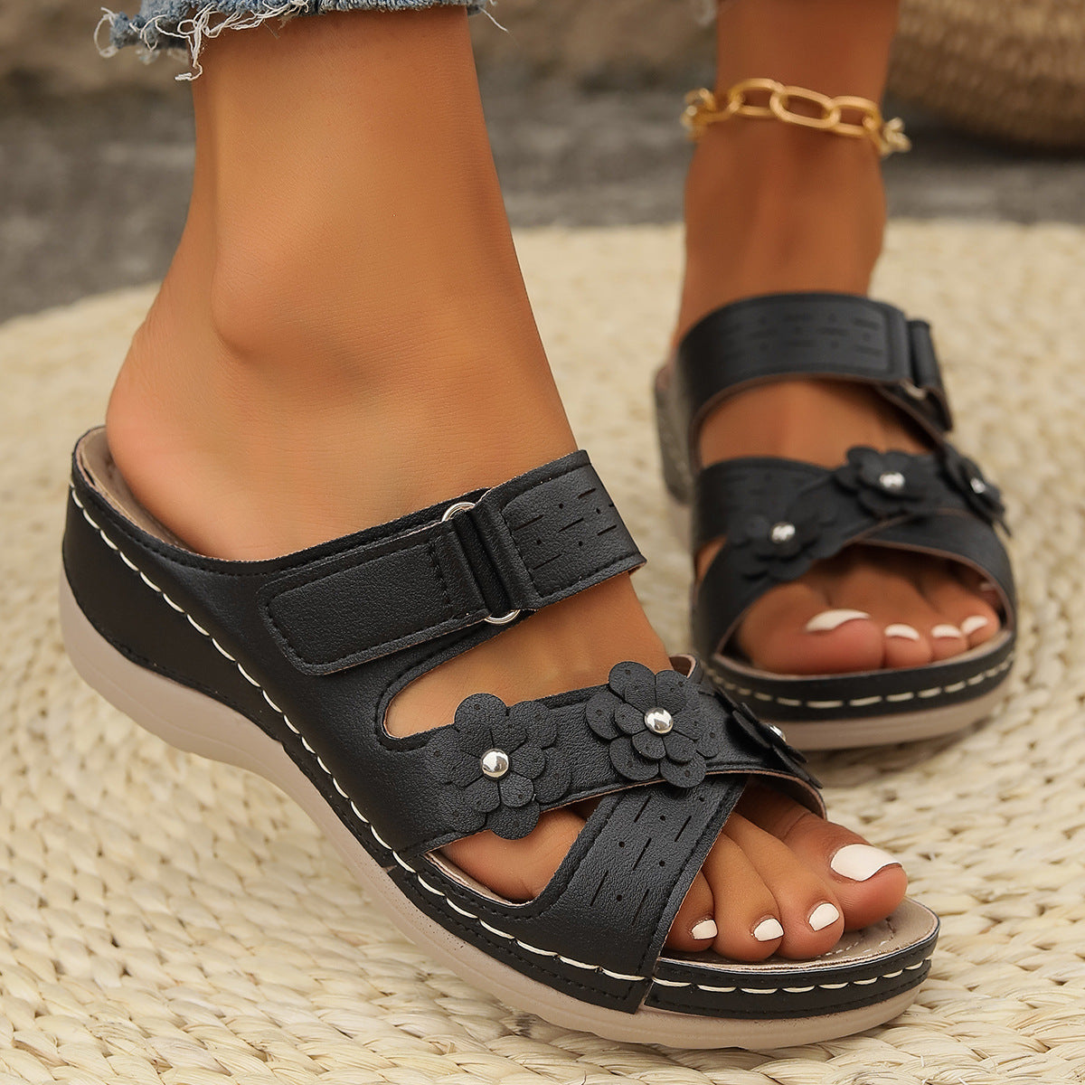 Damen Bequeme Sandalen mit Blumendekor und komfortablem Fußbett Selmira