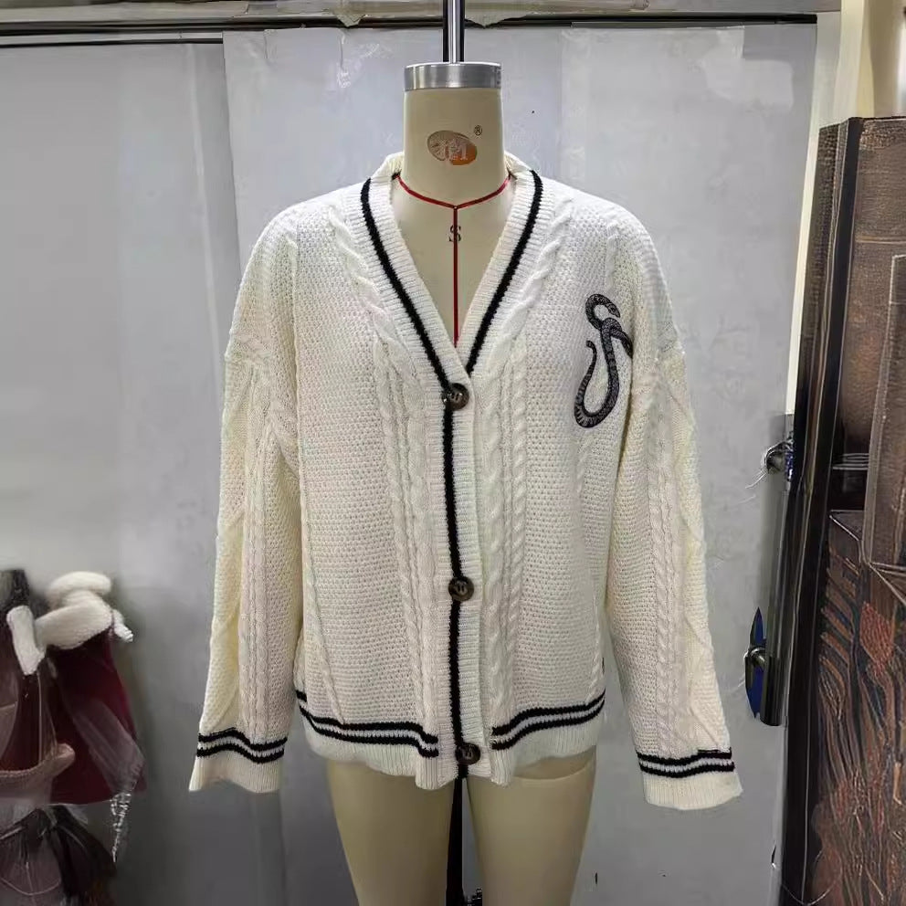 Damen nan gestrickte College-Cardigan mit Zopfmuster, V-Ausschnitt, kontraststreifen und gestickten Applikationen