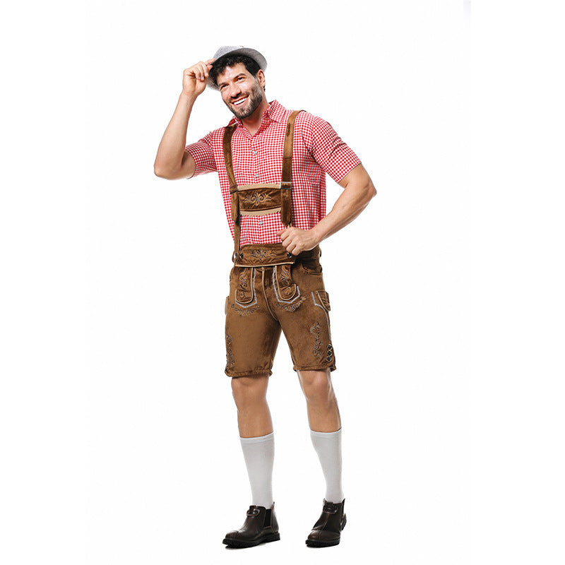 Herren nan traditionelle Trachtenlederhose mit bestickten Hosenträgern, kariertem Trachtenhemd und Filzhut