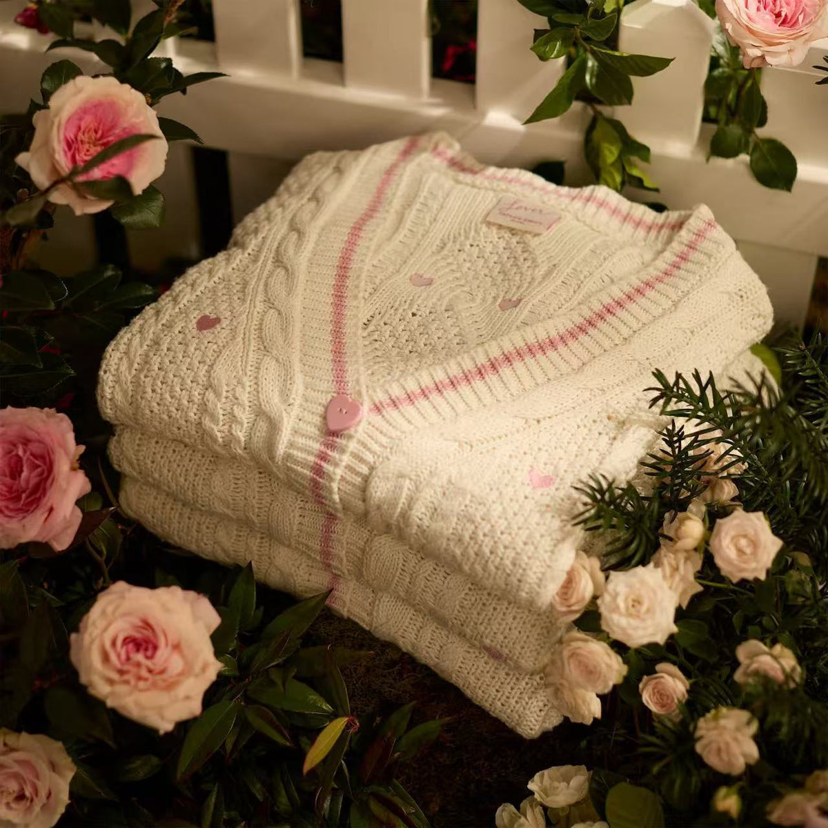 Damen nan grob gestrickter V-Ausschnitt-Cardigan mit Herzapplikationen und dekorativen Herzknöpfen