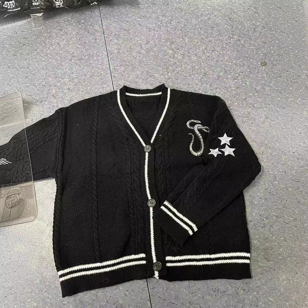Damen nan gestrickte College-Cardigan mit Zopfmuster, V-Ausschnitt, kontraststreifen und gestickten Applikationen