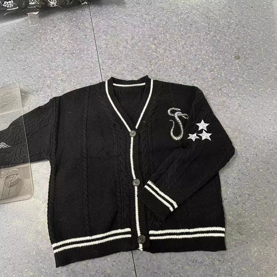 Damen nan gestrickte College-Cardigan mit Zopfmuster, V-Ausschnitt, kontraststreifen und gestickten Applikationen