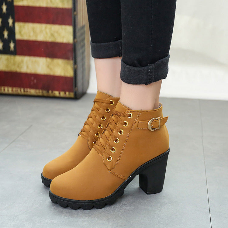 Damen nan elegante Schnür-Stiefelette mit mittlerem Blockabsatz, profilierter Gummilaufsohle und dekorativer Metallschnalle