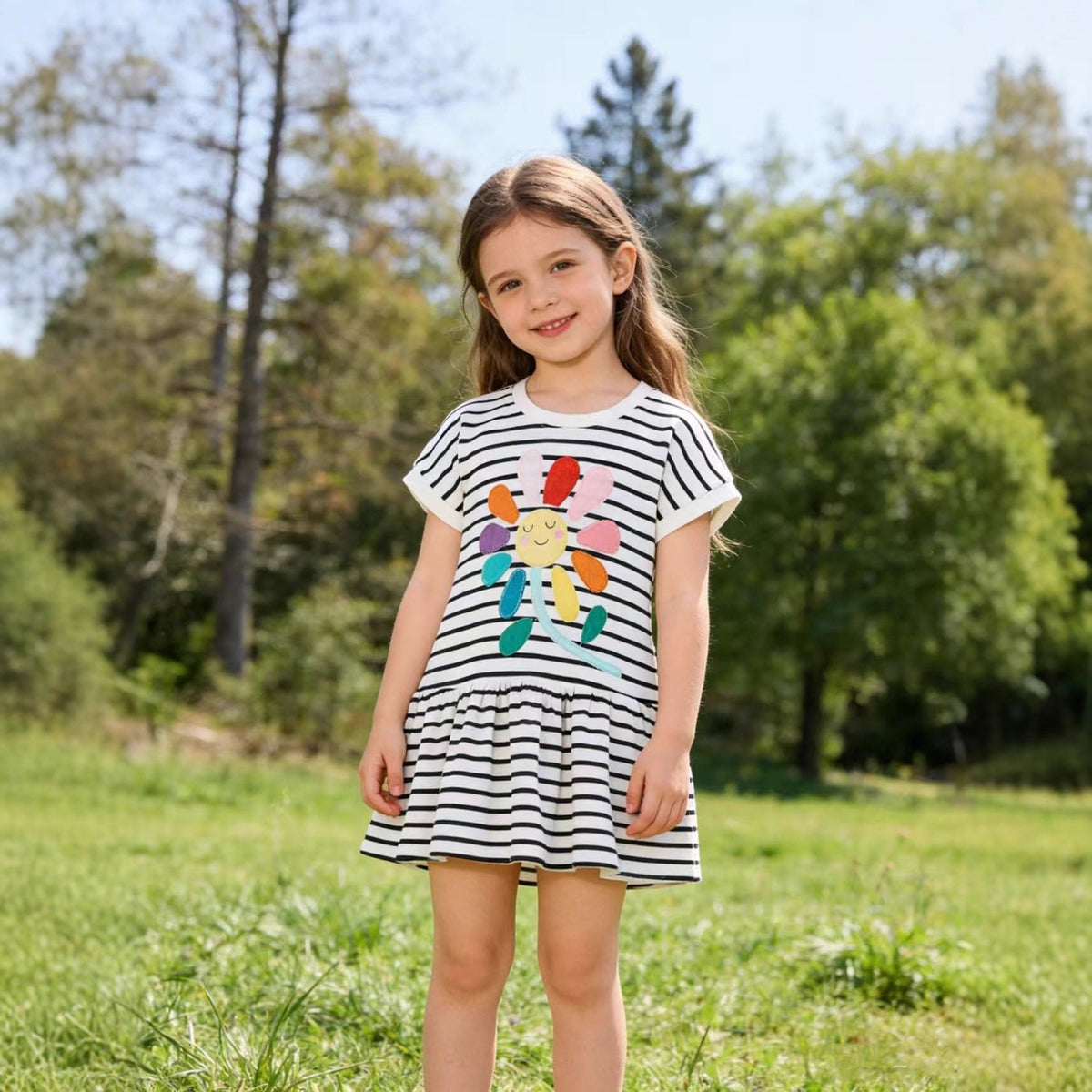 Mädchen gestreiftes Kleid mit buntem Blumenmotiv