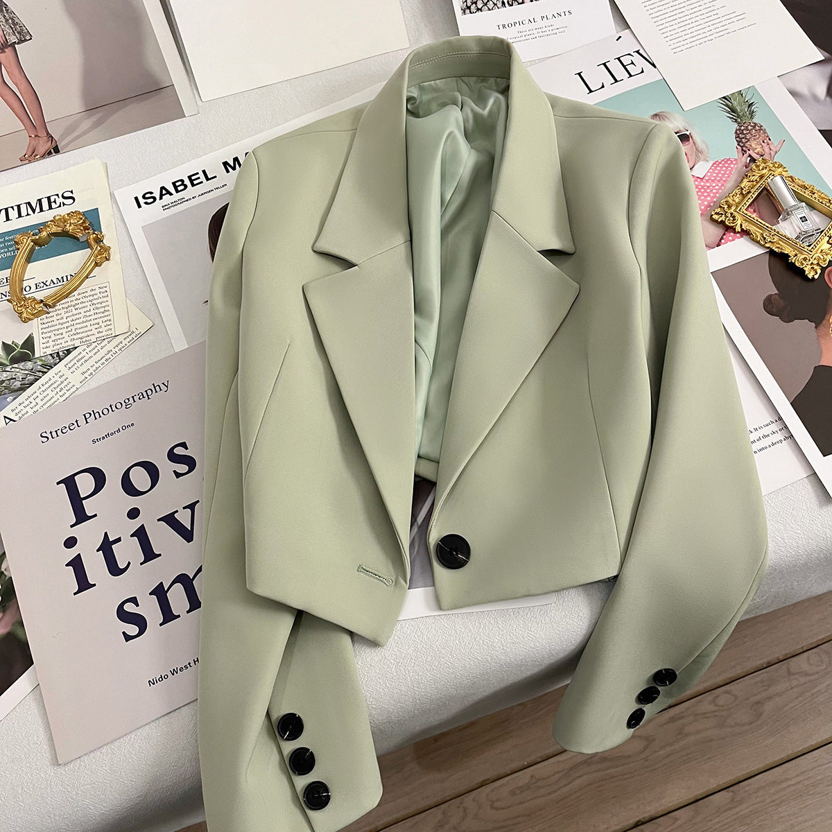 Damen nan kurzer taillierter Blazer mit markantem Revers und Ein-Knopf-Verschluss
