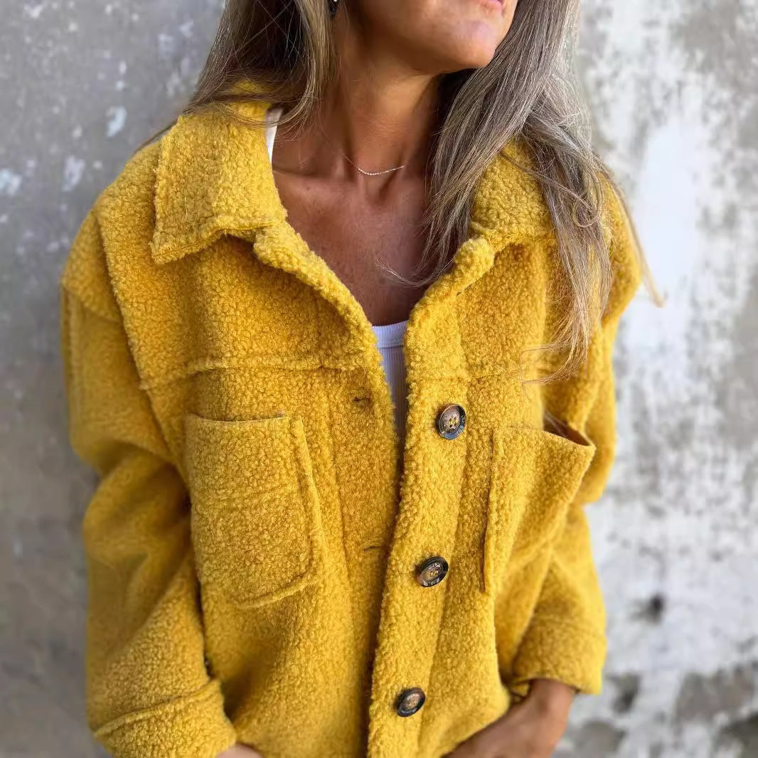 Damen nan Teddyjacke mit großem Reverskragen, durchgehender Knopfleiste und aufgesetzten Pattentaschen