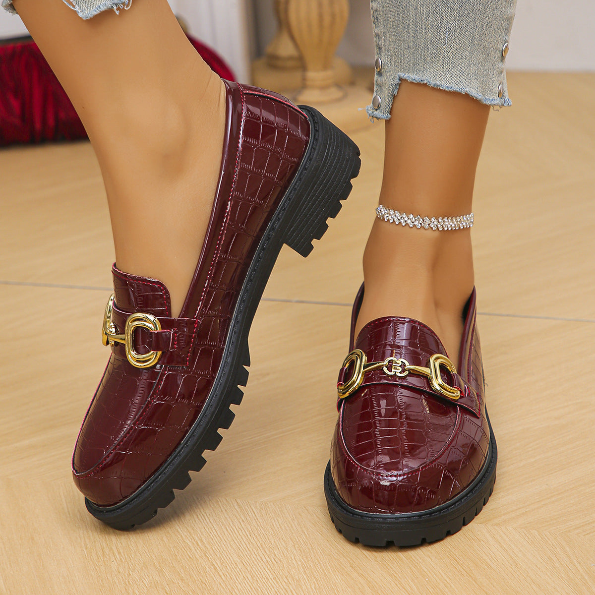 Damen nan glänzende Krokoprägung Loafer mit profilierter Traktorsohle und goldener Zierschnalle