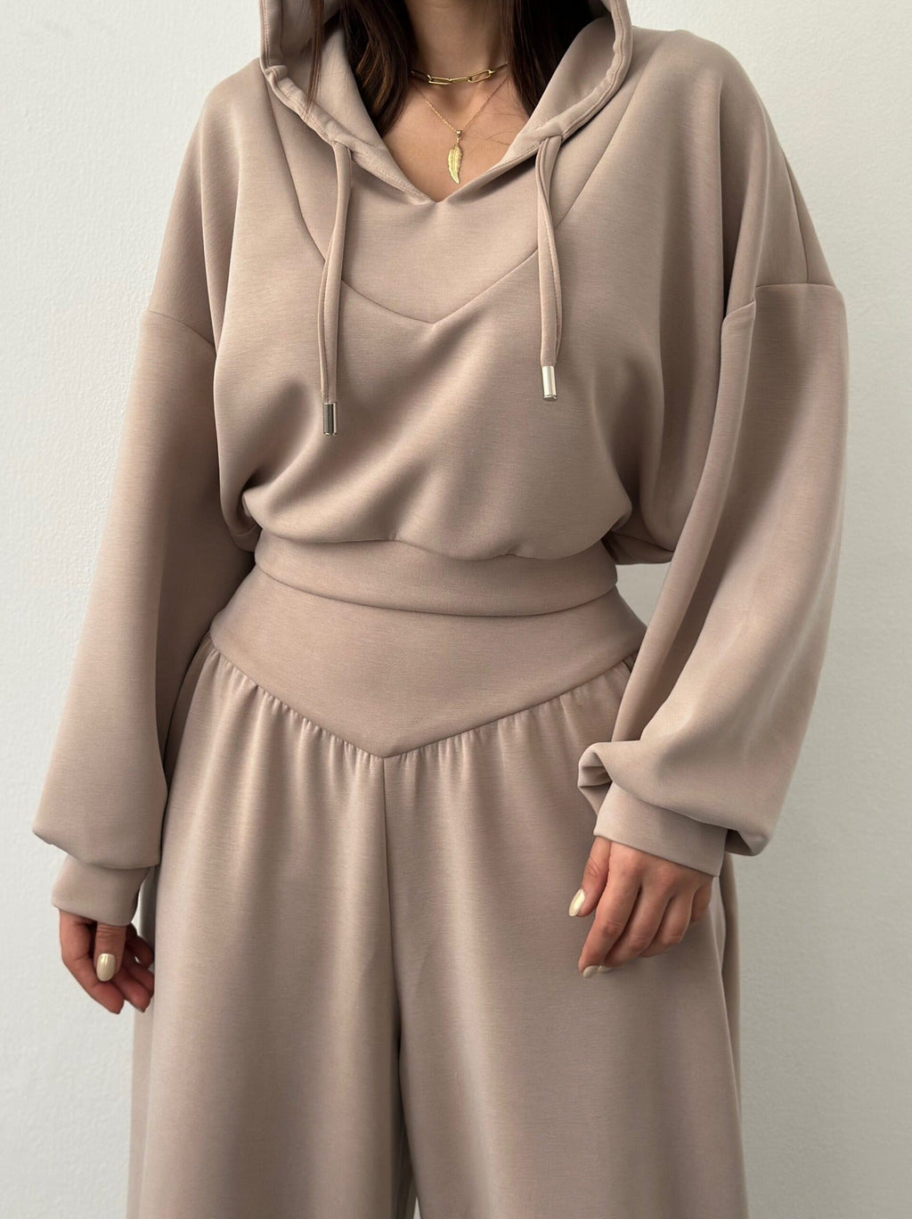 Damen nan luxuriöses Freizeitset Kapuzenpullover mit V-Ausschnittdetail und Culotte mit hoher Taille