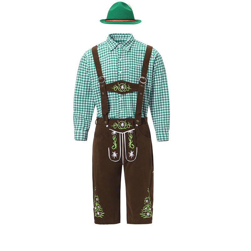 Herren nan traditionelle Trachtenlederhose mit bestickten Hosenträgern, kariertem Trachtenhemd und Filzhut