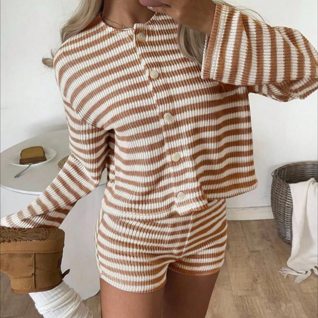 Damen nan feiner Rippstrick Zweiteiler mit kurzgeschnittenem Knopfcardigan und taillenhohen Shorts