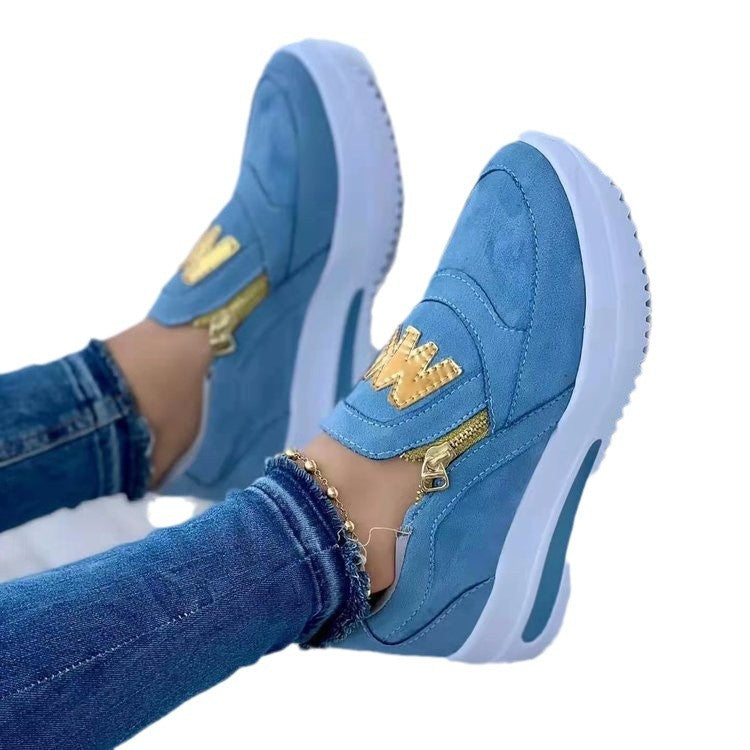 Damen nan Slip-On Plateau-Sneaker mit seitlichem Deko-Reißverschluss und metallischer Logo-Applikation