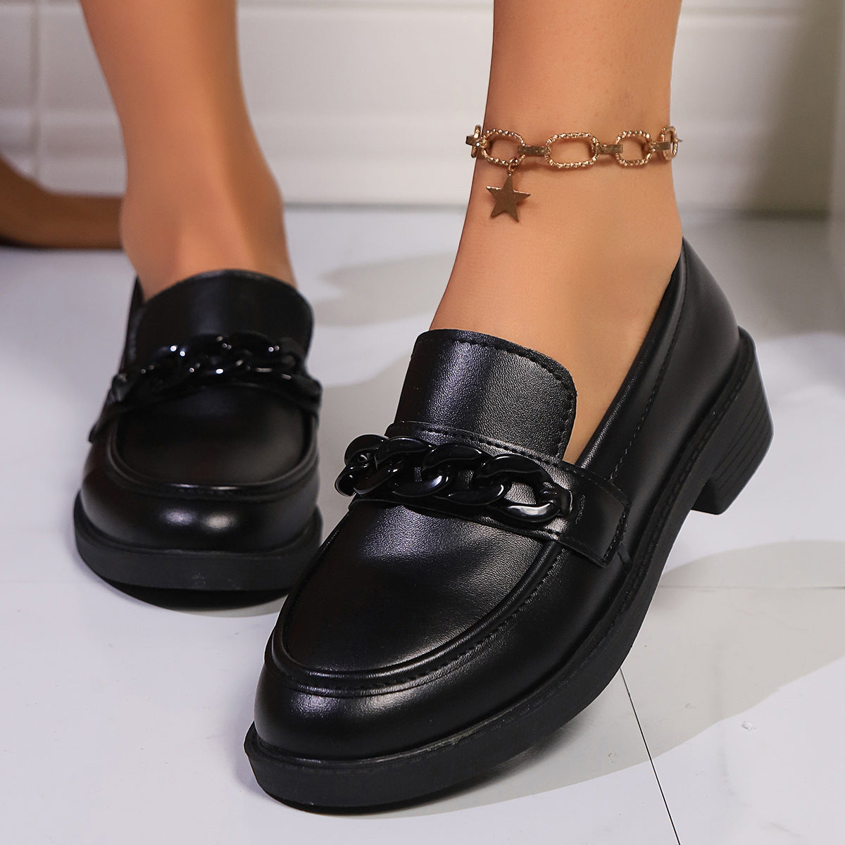 Damen nan Lack-Loafer mit auffälligem Kettendetail und gepolsterter Plateau-Laufsohle
