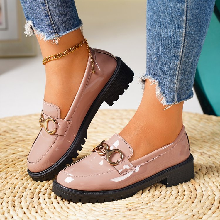 Damen nan lackierte Loafer mit profilierter Traktorsohle und goldener Zierkette